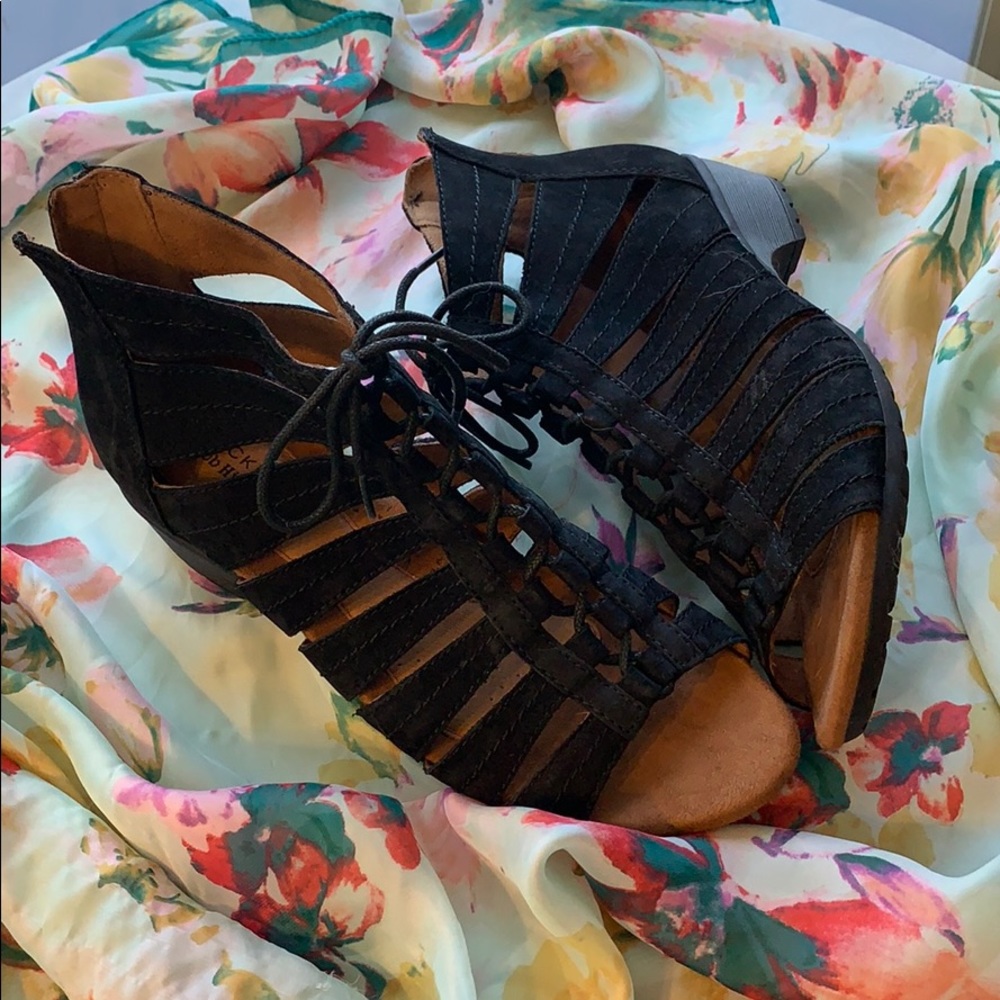 Rockport Gladiator Sandals — LIKE NEW! Size 9